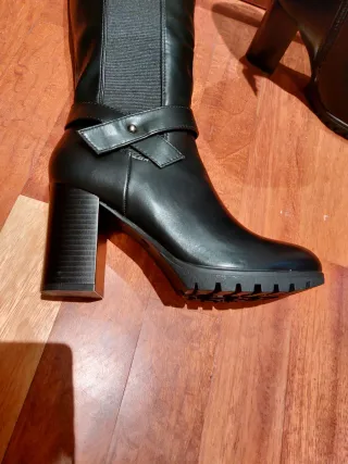 Stivali neri eleganti con tacco