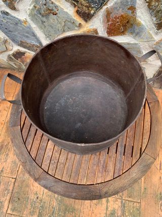 Caldero de hierro con asas