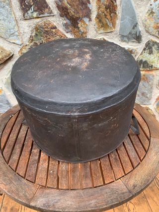 Caldero de hierro con asas