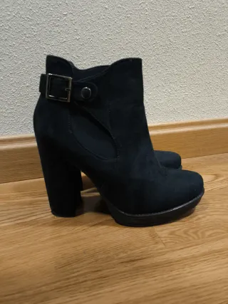 Botín azul ante tacón Un uso