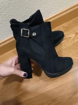 Botín azul ante tacón Un uso