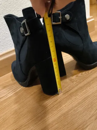 Botín azul ante tacón Un uso