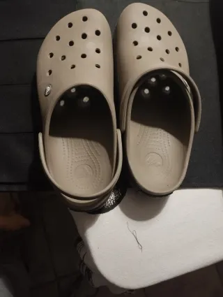 Zuecos Crocs Beige