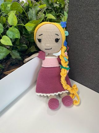 Muñeca Rapunzel tejida a mano