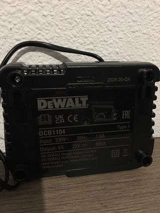 Cargador Dewalt DCB1104 y 1 bateria Dewalt 18V5ah