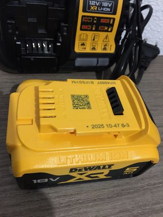 Cargador Dewalt DCB1104 y 1 bateria Dewalt 18V5ah