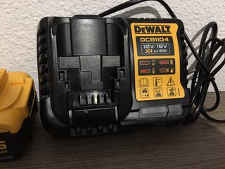 Cargador Dewalt DCB1104 y 1 bateria Dewalt 18V5ah