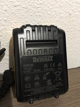 Cargador Dewalt DCB1104 y 1 bateria Dewalt 18V5ah
