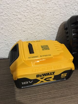 Cargador Dewalt DCB1104 y 1 bateria Dewalt 18V5ah