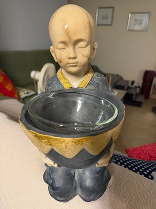 Figura de monje con cuenco decorativo
