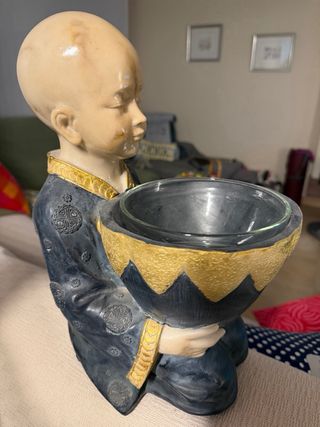 Figura de monje con cuenco decorativo