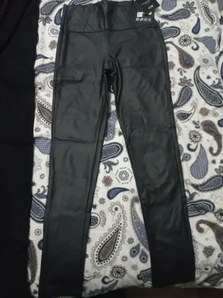 Pantalón polipiel negro