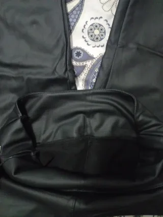 Pantalón polipiel negro