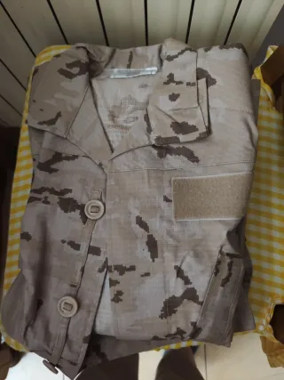 Traje militar camuflaje beige y marrón,nuevo