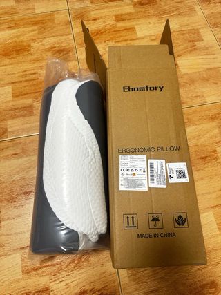 Almohada cervical mariposa gris y blanca