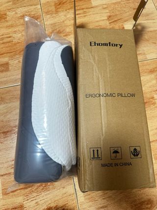 Almohada cervical mariposa gris y blanca