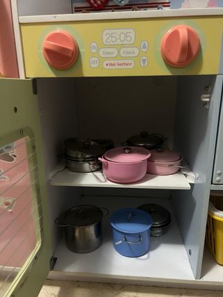 Cocinita de juguete rosa con accesorios