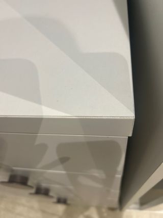 Cajonera blanca con tiradores negros