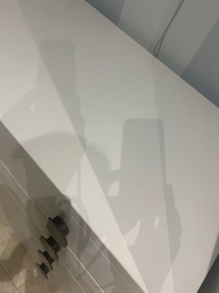 Cajonera blanca con tiradores negros