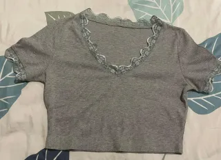 Camiseta gris con encaje