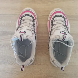 Zapatillas Fila Blancas y Rosas