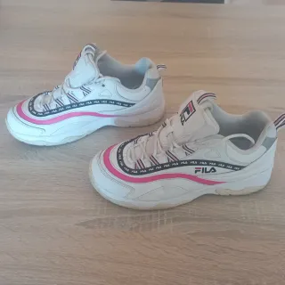 Zapatillas Fila Blancas y Rosas