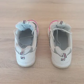 Zapatillas Fila Blancas y Rosas