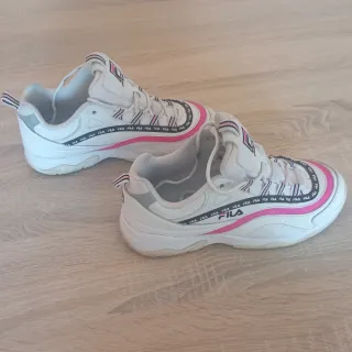 Zapatillas Fila Blancas y Rosas