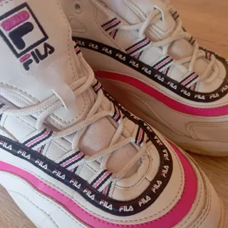 Zapatillas Fila Blancas y Rosas