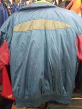 Traje de nieve azul y verde