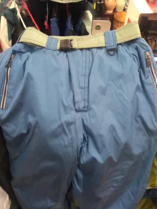 Traje de nieve azul y verde