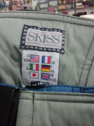 Traje de nieve azul y verde