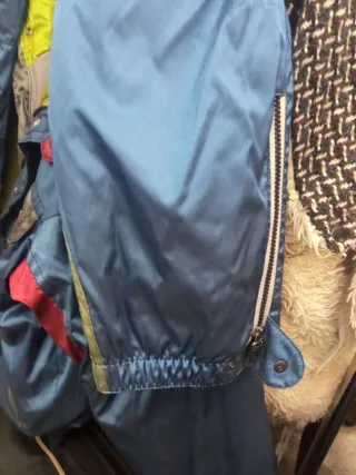 Traje de nieve azul y verde