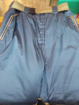 Traje de nieve azul y verde