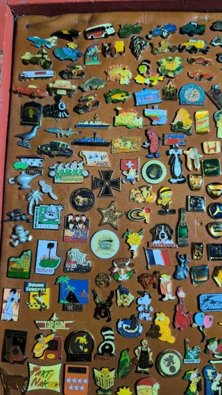 Lote de Pines, Llaveros y Relojes