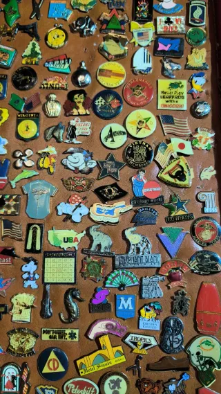 Lote de Pines, Llaveros y Relojes