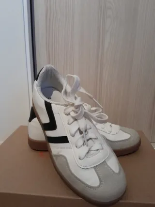 Zapatillas deportivas blancas y grises