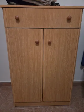 Mueble de madera con cajón y puertas