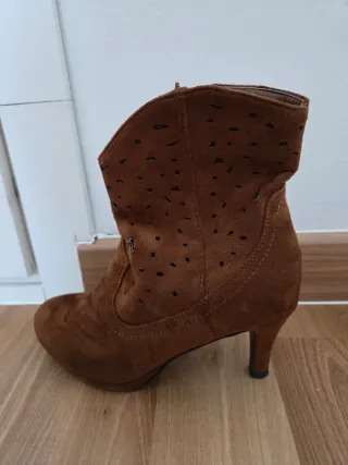 Botines tacón mujer ante perforado marrones