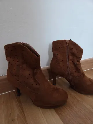 Botines tacón mujer ante perforado marrones