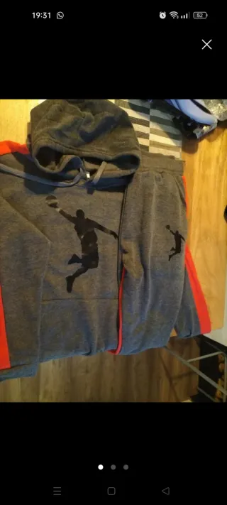 Chándal gris con detalles rojos y estampado