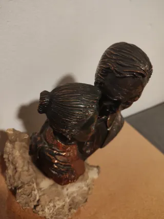 Figura de bronce pareja abrazada