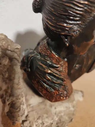 Figura de bronce pareja abrazada