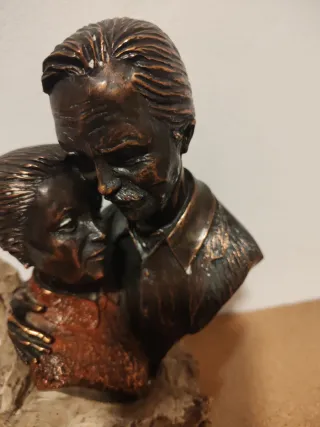 Figura de bronce pareja abrazada