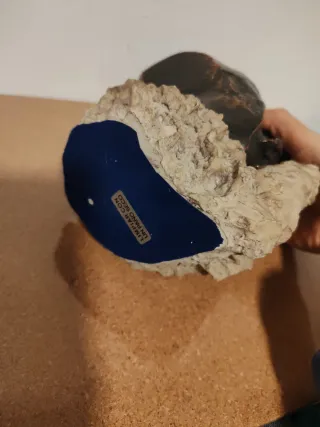 Figura de bronce pareja abrazada