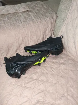 Botas de fútbol Fez200w negras y verdes