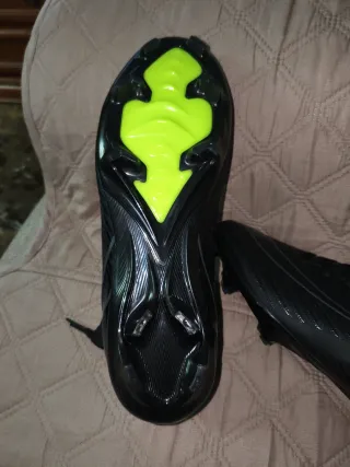 Botas de fútbol Fez200w negras y verdes