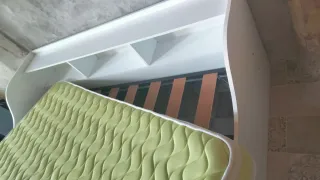 Cama nido con pequeña estantería.