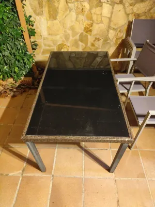 Mesa de ratán para exterior con tapa de cristal