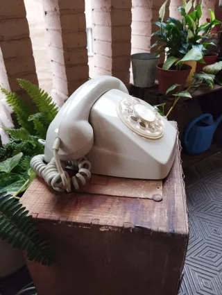 Teléfono antiguo gris y blanco